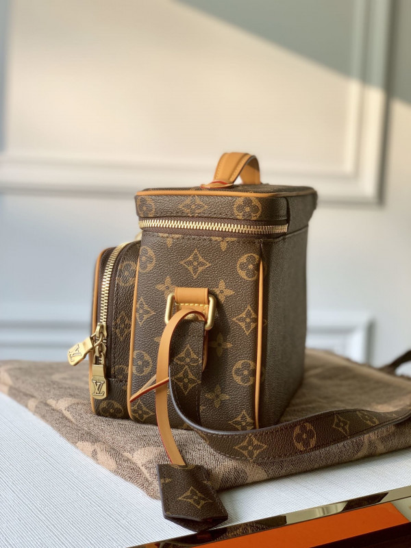 l0*is V*t0n toiletry bag