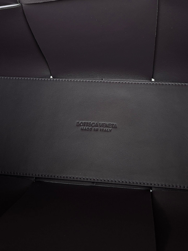 bo*te*ga Ve*ne*ta arco medium tote
