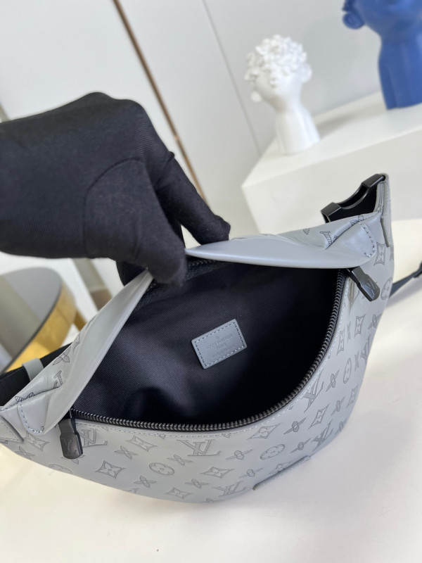 l0*is V*t0n discovery bumbag