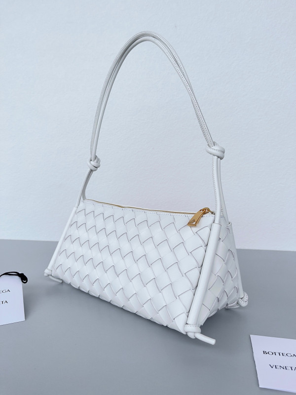 bo*te*ga Ve*ne*ta pouch on strap