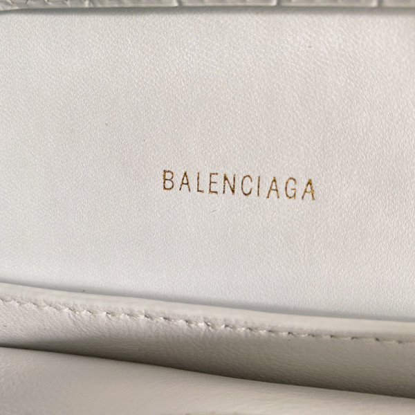 Ba*len*cia*ga women