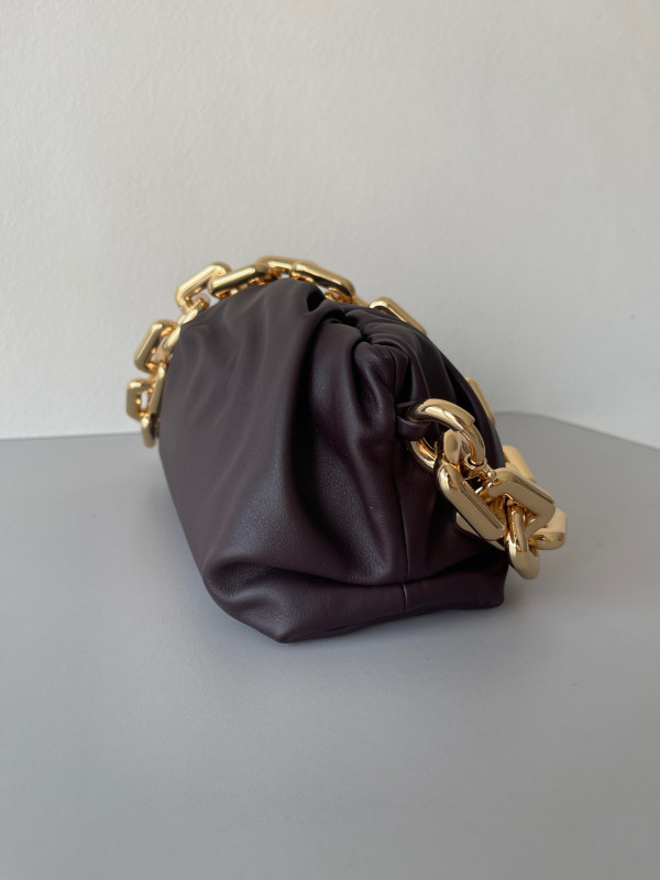 bo*te*ga Ve*ne*ta the chain pouch