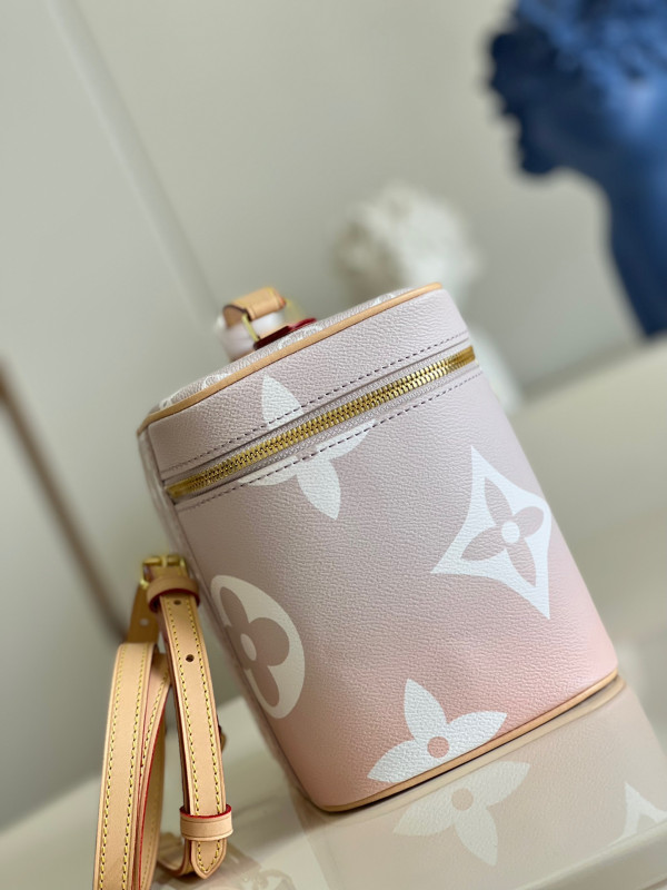 l0*is V*t0n toiletry bag