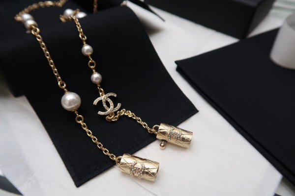CL AIRPODS NECKLACE