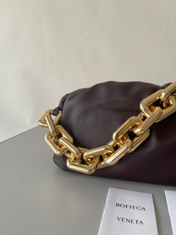 bo*te*ga Ve*ne*ta the chain pouch