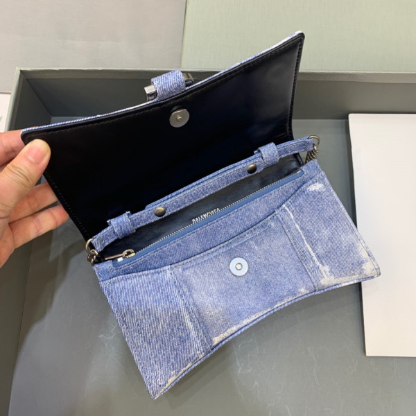 Ba*len*cia*ga hourglass wallet on chain