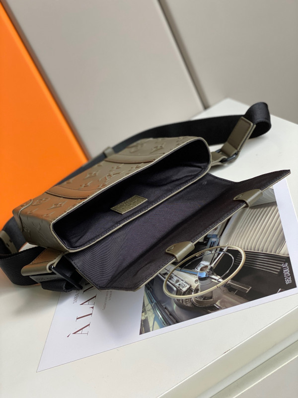 l0*is V*t0n trunk slingbag