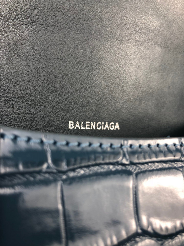 Ba*len*cia*ga hourglass