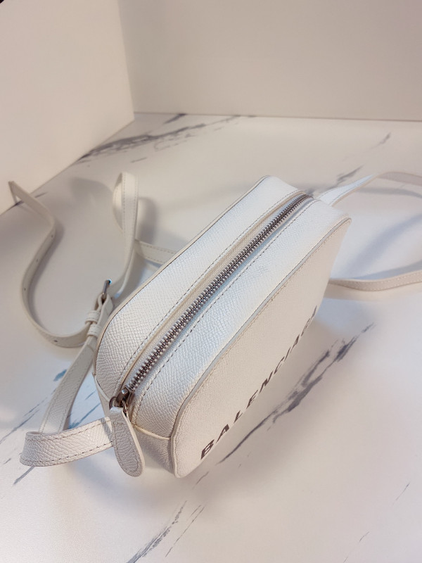 Ba*len*cia*ga everyday camera bag xs