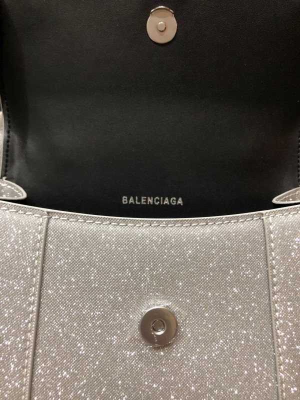 Ba*len*cia*ga hourglass