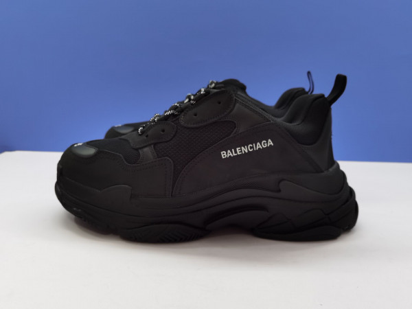Ba*len*cia*ga triple s