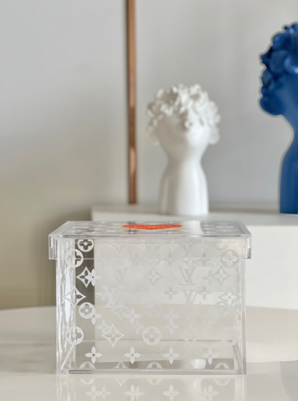 l0*is V*t0n transparent box