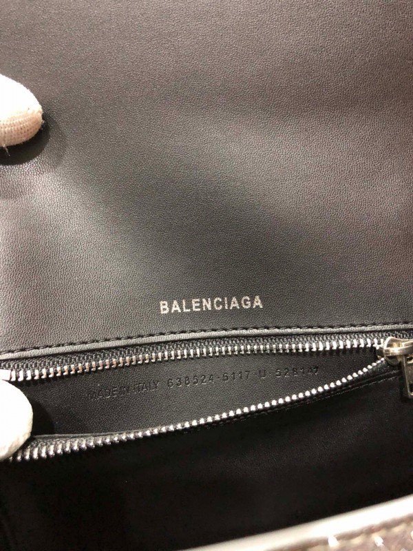 Ba*len*cia*ga hourglass