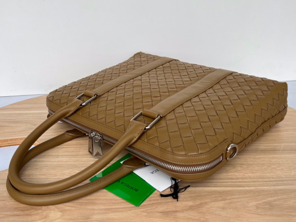 bo*te*ga Ve*ne*ta slim intrecciato briefcase