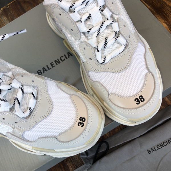 Ba*len*cia*ga triple s