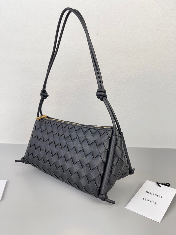 bo*te*ga Ve*ne*ta pouch on strap