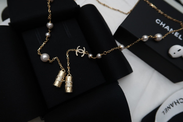 CL AIRPODS NECKLACE