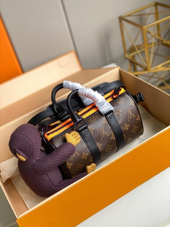 l0*is V*t0n keepall xs