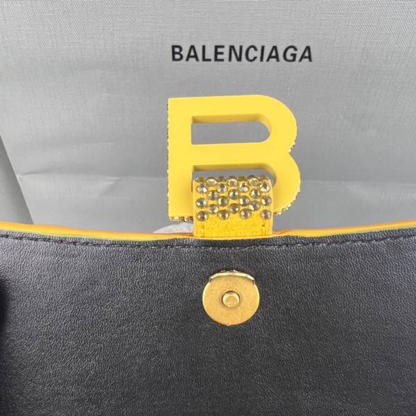 Ba*len*cia*ga hourglass