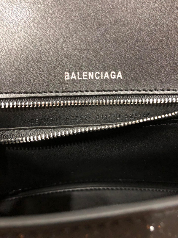 Ba*len*cia*ga hourglass