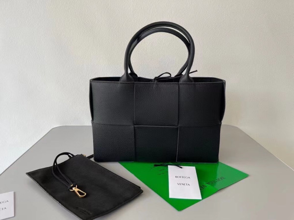 bo*te*ga Ve*ne*ta arco medium tote