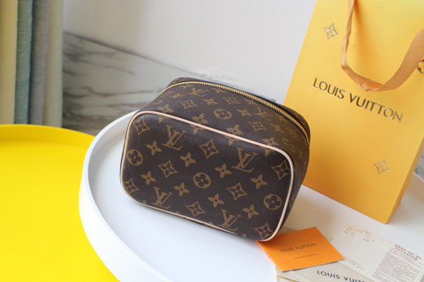 l0*is V*t0n toiletry bag
