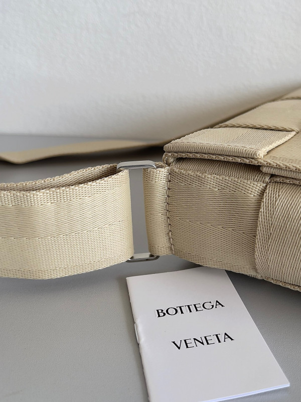 bo*te*ga Ve*ne*ta cassette webbing