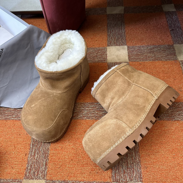 Ba*len*cia*ga alaska fur bootie