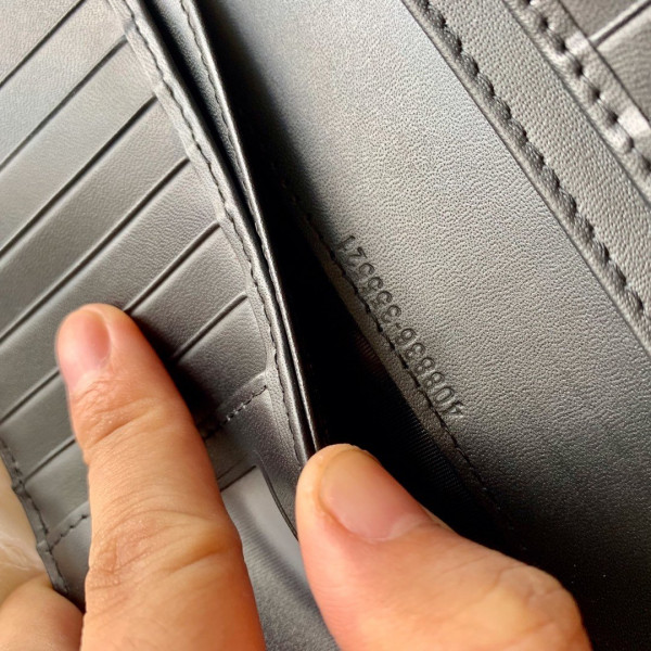 G*u*i long wallet