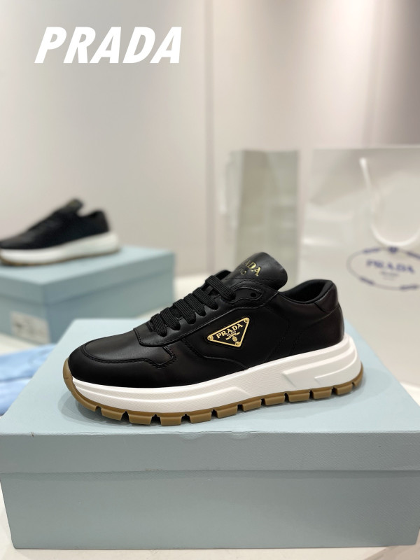Pra*a sneaker