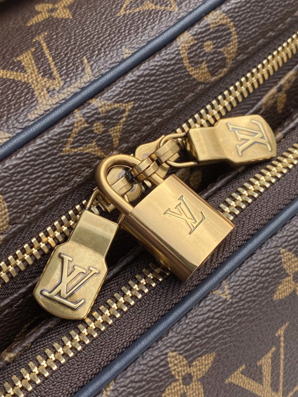 l0*is V*t0n toiletry bag