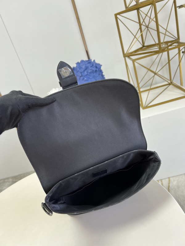 l0*is V*t0n saumur messenger