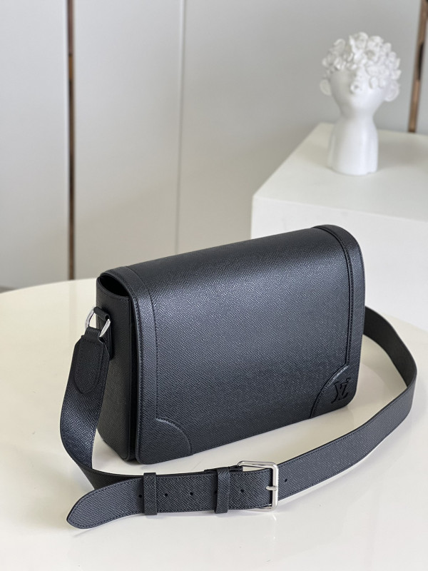l0*is V*t0n new flap messenger