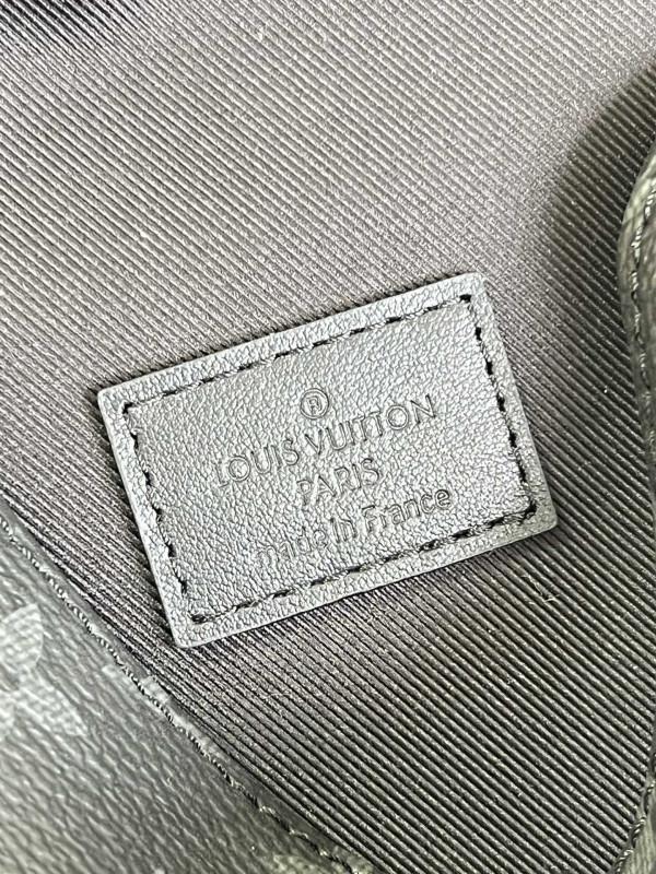 l0*is V*t0n saumur slingbag