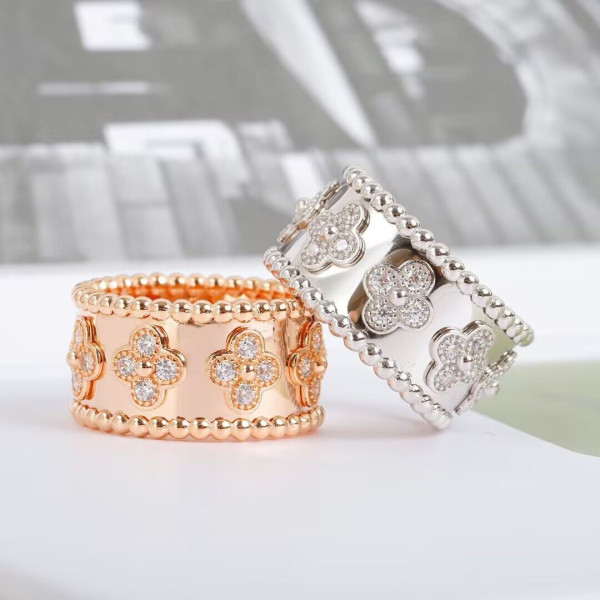 V*N CL*F & arpels  perlée clovers ring