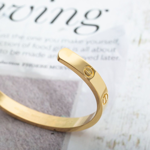 Ca*t*er  bracelet