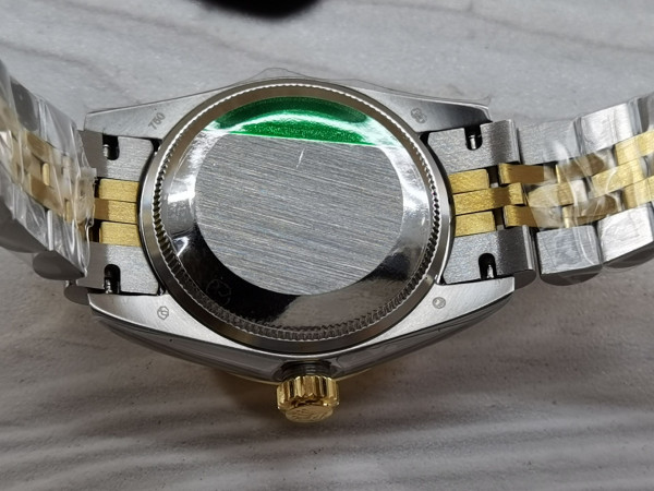 R*l*x watch