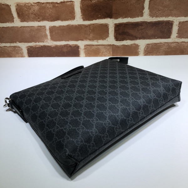 G*u*i pouch