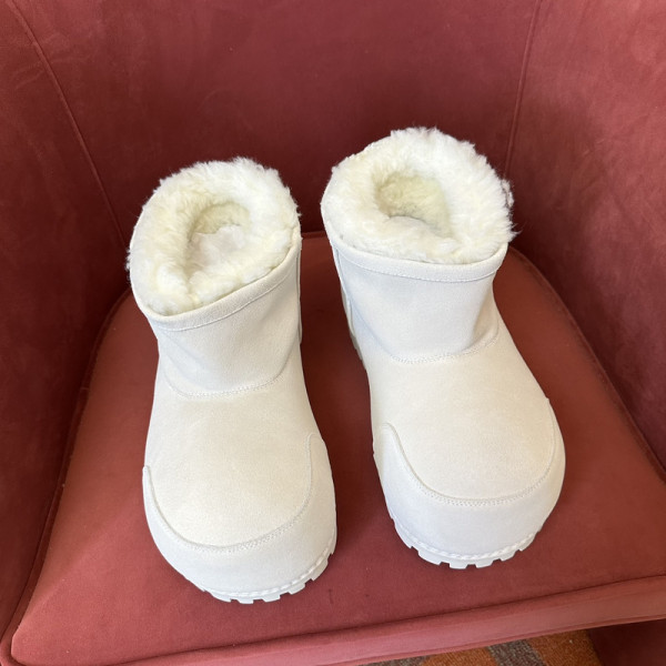 Ba*len*cia*ga alaska fur bootie