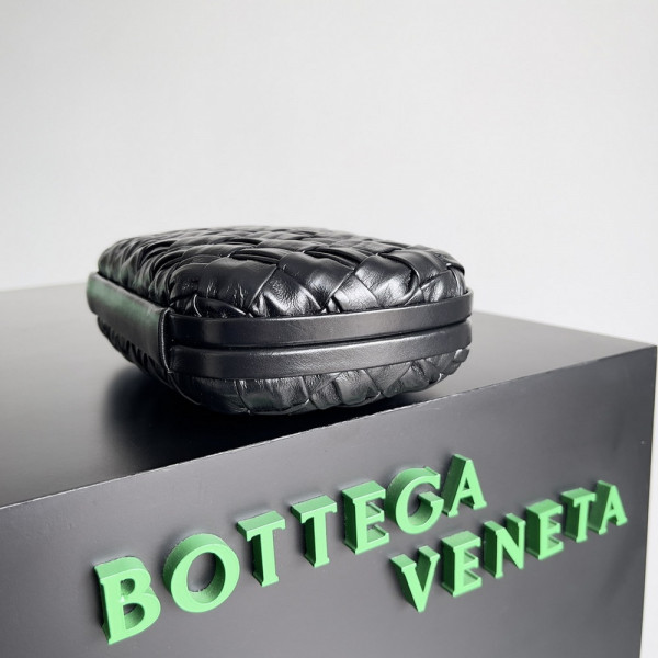bo*te*ga Ve*ne*ta knot minaudiere