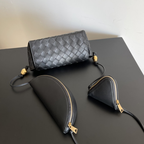 bo*te*ga Ve*ne*ta pouch on strap
