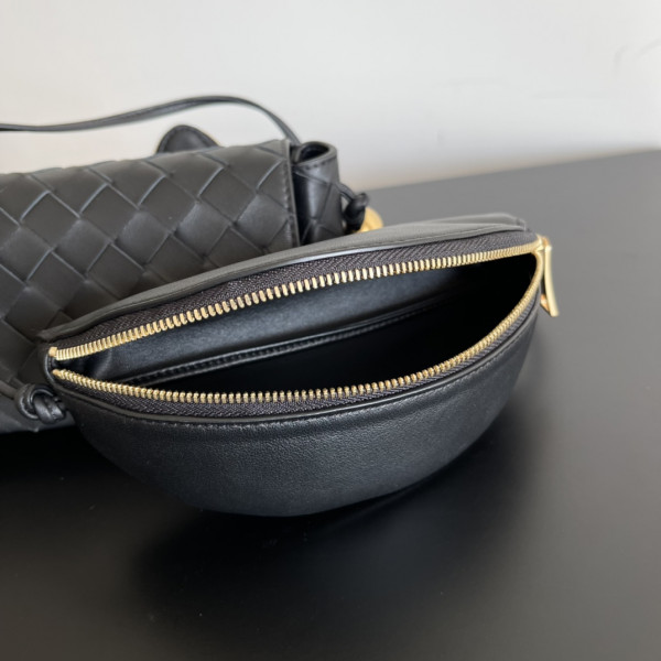 bo*te*ga Ve*ne*ta pouch on strap
