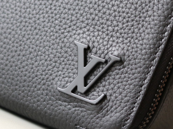 l0*is V*t0n alpha wearable wallet