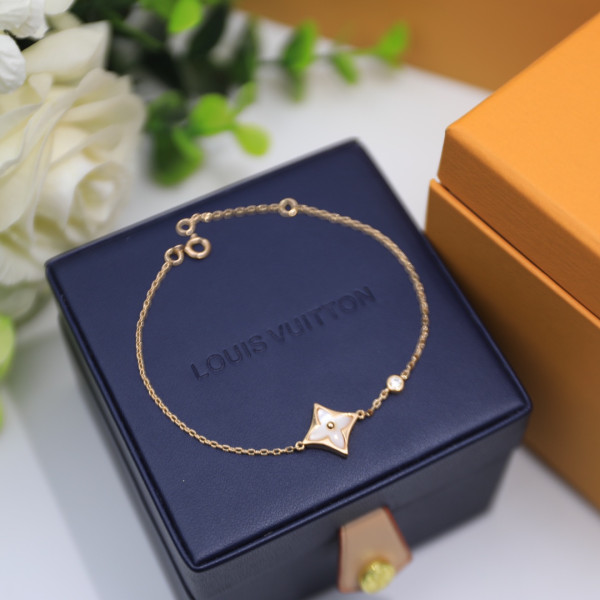 l0*is V*t0n bracelet