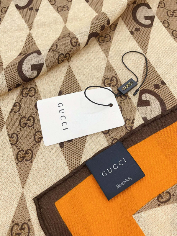 G*u*i scarf