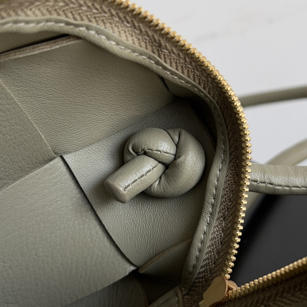 bo*te*ga Ve*ne*ta mini cassette camera bag