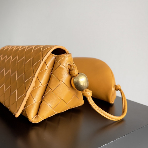 bo*te*ga Ve*ne*ta pouch on strap