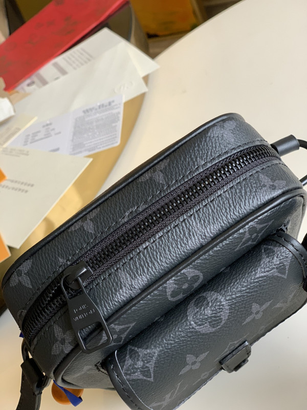 l0*is V*t0n christopher wearable wallet