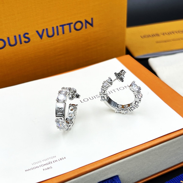 l0*is V*t0n earrings