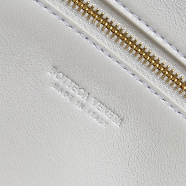 bo*te*ga Ve*ne*ta long clutch andiamo with handle